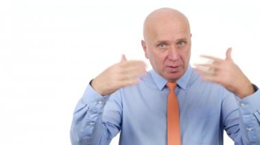 Gesticulating işadamı konuşuyor ve bir iş röportajda açıklayan