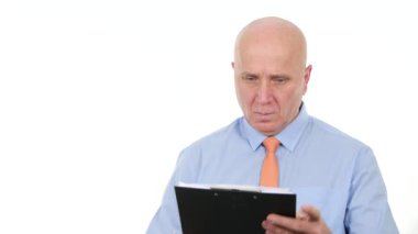 İşadamı yazmak finansal bilgi içinde Clipboard