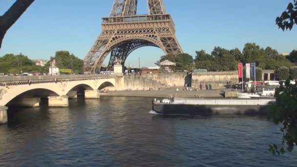 Rivier de Seine Parijs afbeelding met toeristische rondvaart en Eiffeltoren op achtergrond — Stockvideo