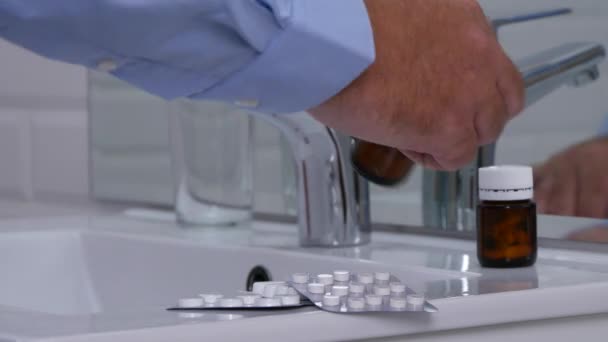 Empresario en baño Comprobación de medicamentos para un dolor de cabeza — Vídeo de stock