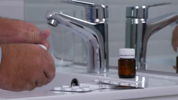 Бизнесмен, принимающий таблетки из бутылки с лекарствами для лечения — стоковое видео