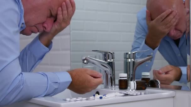 Immagine con un uomo d'affari che soffre di mal di testa e un sacco di pillole sul lavandino — Video Stock