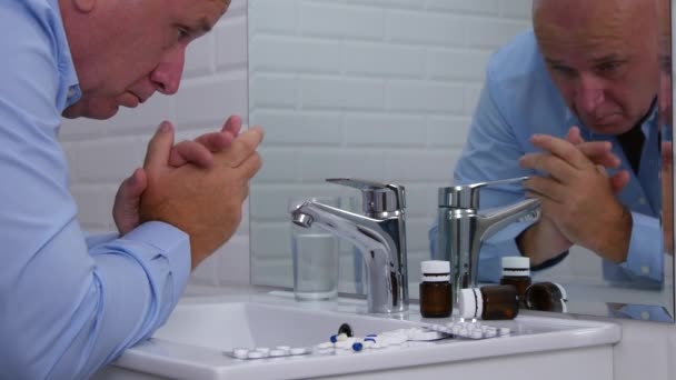 Problemas y Empresario decepcionado en cuarto de baño Buscando un montón de píldoras — Vídeos de Stock