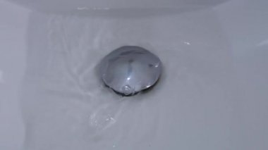--Dan bir ev banyo lavabo drenaj su görüntü