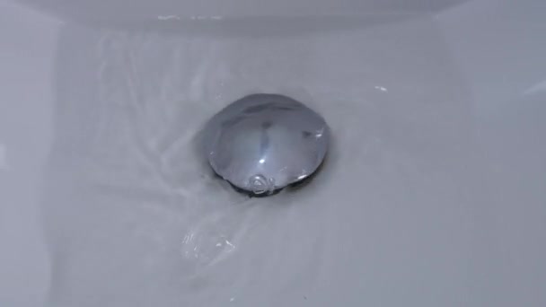 Imagen de agua que drena de un fregadero en el baño casero — Vídeos de Stock