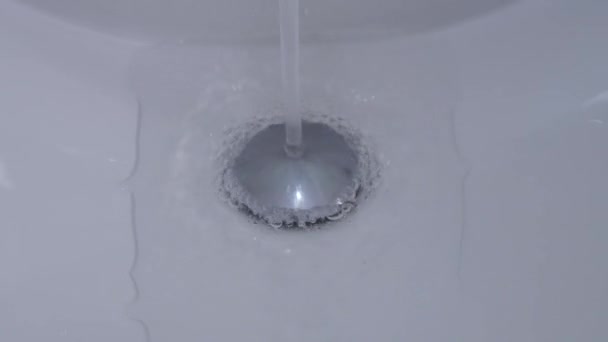Bild mit einem Waschbecken, das mit kaltem und frischem Wasser gefüllt ist — Stockvideo