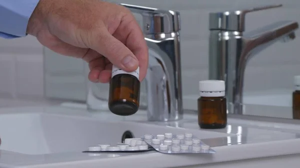 Hombre Tomando Tratamiento Médico Baño Ordenar Píldoras Medicamentos — Foto de Stock