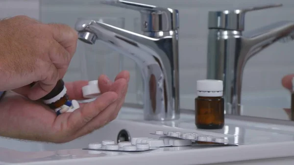 Άνθρωπος Παίρνει Ένα Συνδυασμό Από Φάρμακα Και Χάπια Στο Μπάνιο — Φωτογραφία Αρχείου