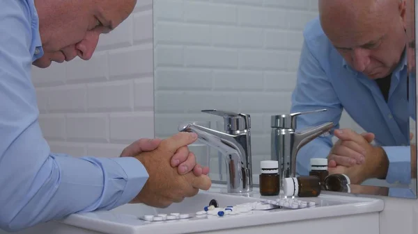 Enttäuschtes Personenbild Badezimmer Mit Tabletten Und Medikamenten Auf Dem Waschbecken — Stockfoto