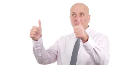 Çift başparmak telafi ciddi ve kendinden emin iş adamı