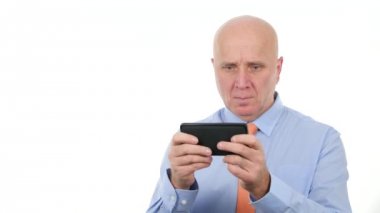 İşadamı görüntü Smartphone ve Gesticulate sinir kötü haber okuma