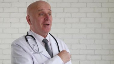 Kendine güvenen Doktor gülümseme ve hapları reçete hakkında bir hasta ile konuşmak