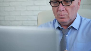 Kendine güvenen müdür oda ofis dizüstü bilgisayar ile çalışma görüntü