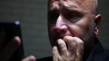 Adam görüntü okuma kötü haber Smartphone cep telefonu ile hayal kırıklığına baş hareketleri yapma