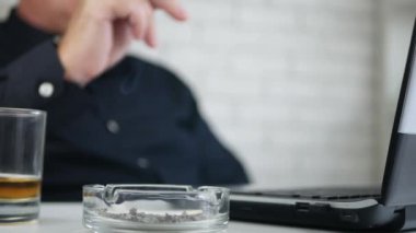 İşadamı bir puro dumanı ve Smartphone kullanın
