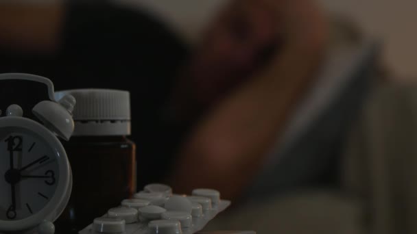 Wazig Beeld Met Man Slapen Sofa Medische Pillen Voorgrond — Stockvideo