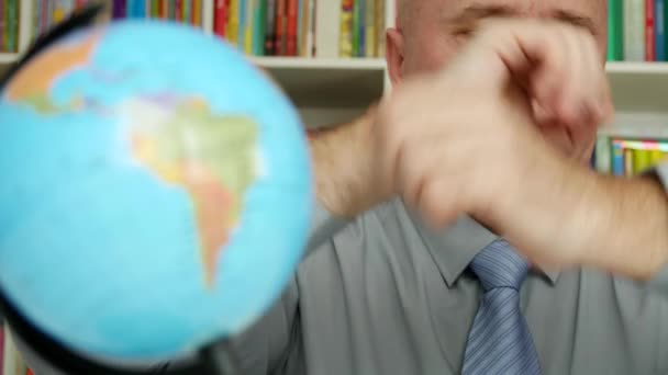 Empresário Office Room Stay Desapontado Olhando Para Terra Mapa Globo — Vídeo de Stock