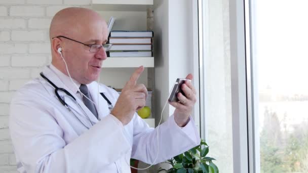 Läkare Leende Och Prata Med Patient Smartphone Använder Handsfree — Stockvideo