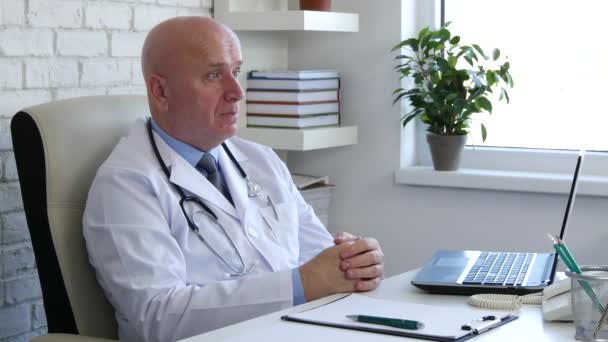 Doctor Reunión Gabinete Hospitalario Escuchar Aprobar Paciente Hablando — Vídeo de stock