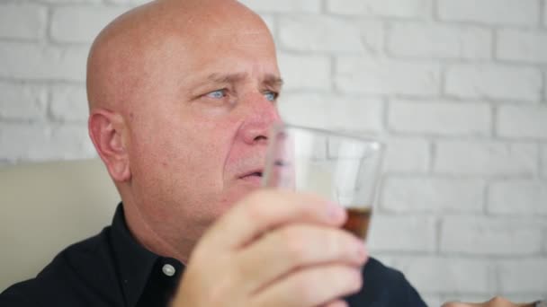 Przedsiębiorca Cieszyć Się Smakiem Cygara Pić Alkohol — Wideo stockowe