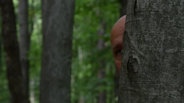 Skräckslagen Man Skrämmas Och Gömmer Sig Skogen — Stockvideo