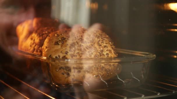 Gelukkig Man Keuken Opzoeken Oven Duimen Tevreden — Stockvideo