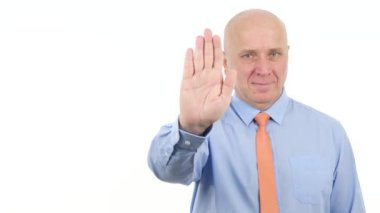 İşadamı gülümseme ve yapmak Stop el jestleri erişimini işareti