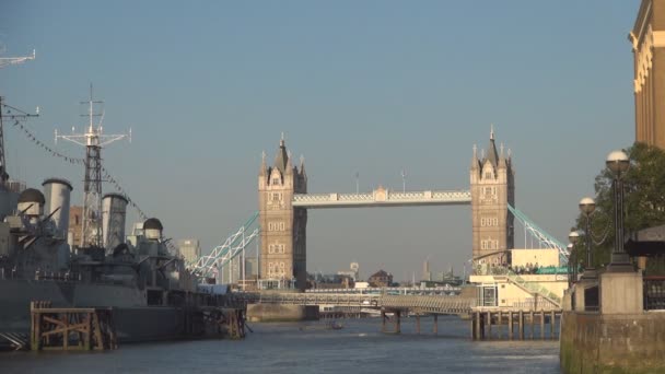 Tower Bridge Bild Bei Tageslicht Eines Der Touristensymbole Londons — Stockvideo