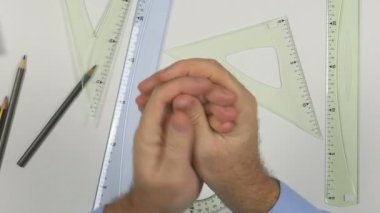 Gergin adam görüntü ellerini ovuşturarak ve çizim bir proje başlatmak