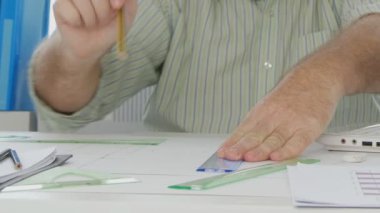 Mühendis çalışma çizim Teknik Proje kağıt üzerinde