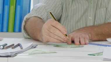 Teknik bir proje çizmeye başlayan mühendis elleriyle ateş