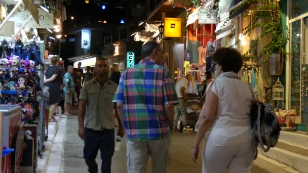 Noche Disparos Con Gente Vacaciones Caminando Por Calle Souvenirs Relajante — Vídeo de stock