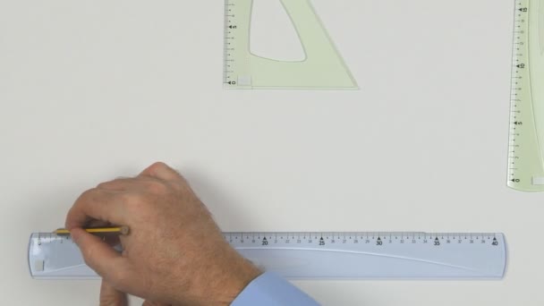 Draufsicht Mit Ingenieurshänden Die Ein Technisches Projekt Zeichnen — Stockvideo