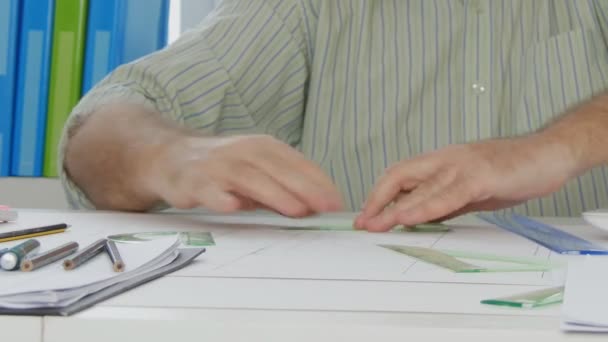 Бізнесмен Використовує Інструменти Малювання Створення Технічного Проекту Папері — стокове відео