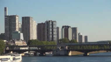 Paris şehir merkezinde Modern binalar Seine Nehri ve köprü geçen bir tren ile