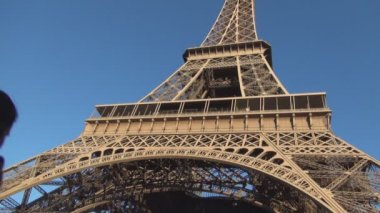 Ana turizm sembolü Paris'te Eyfel Kulesi büyüklüğü ile görüntü
