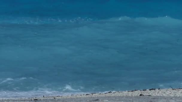 Синий Океан Вода Волны Белой Пеной — стоковое видео