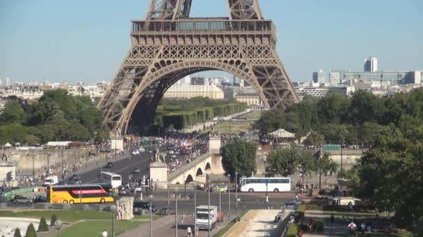 Paris Downtown Street Kép Turisták Látogatását Eiffel Torony — Stock videók
