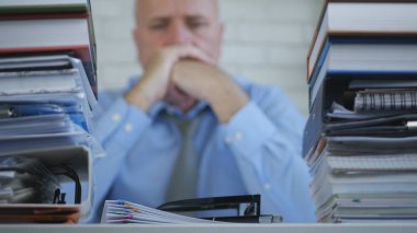 Yorgun kalan işadamı görüntü sıkılmış ve Office odasında üzgün