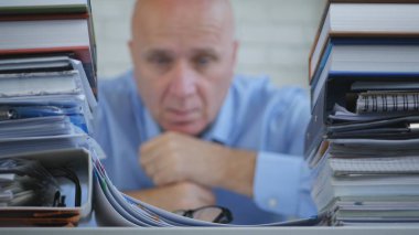 Yorgun kalan işadamı görüntü sıkılmış ve Office odasında üzgün