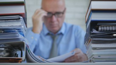 İşadamı görüntü muhasebe arşiv belgeleriyle çalışma