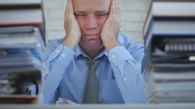 Yorgun kalan işadamı görüntü sıkılmış ve Office odasında üzgün