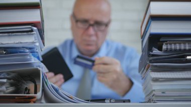 Kredi kartları cüzdanı alarak işadamı ile bulanık görüntü