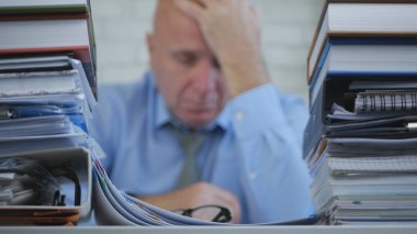 Yorgun kalan işadamı görüntü sıkılmış ve Office odasında üzgün