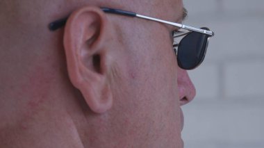 Güneş gözlüğü takıyor kendine güvenen bir işadamı ile görüntü