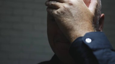 Düşünce ve hayal kırıklığı bir el hareketleri yapma sorunlu işadamı görüntüsü