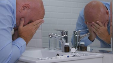 Acı ve hayal kırıklığına kişi uyuşturucu ve hap alarak banyoda