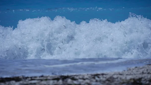 海洋海岸意象 蓝色的水和白色的美丽波浪 — 图库照片