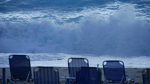 Kép Val Kék Óceán Víz Fehér Hullámok Nyugágyak Strandon — Stock Fotó