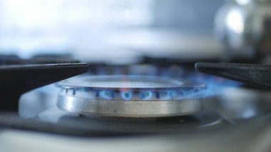 İç mutfak görüntü ile büyük mavi alev yanan bir Ocak ile